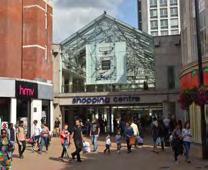 Croydon s retail activity is centred on the enclosed Whitgift Shopping Centre, pedestrianised North End and the Centrale Shopping Centre.