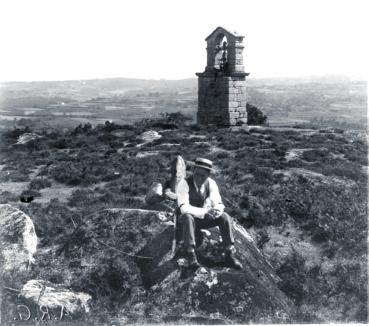XOSÉ MARÍA VEIGA FERREIRA E JUAN SOBRINO CEBALLOS Fig. 06.- Imaxe do picoto de Espenuca, coa espadana ó fondo, na década de 1920. Imaxe do Arquivo do Reino de Galicia.