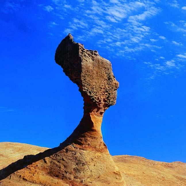 A distinctive feature of Yehliu is the hoodoo stones.