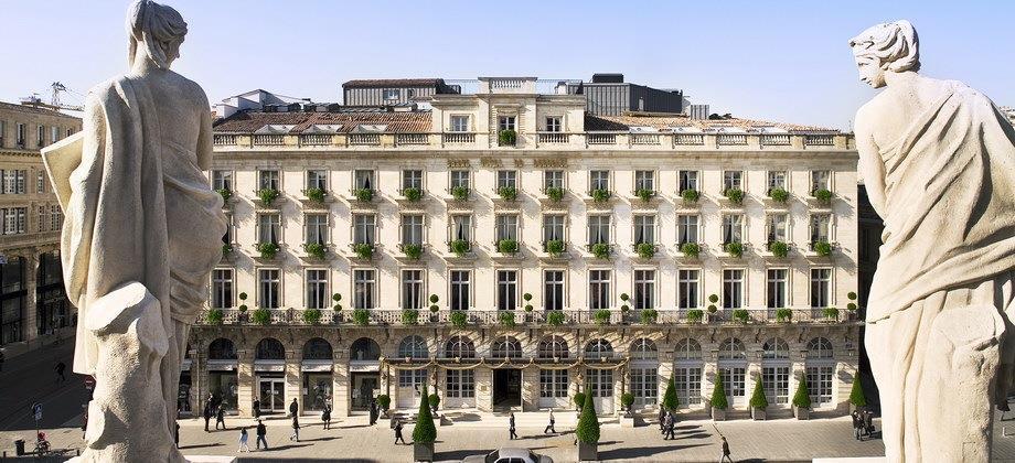 Its neoclassical façade, which is in perfect harmony with that of the Grand Théâtre both were created by architect Victor Louis in 1776 is also a major reason for the Grand Hôtel's prestige.