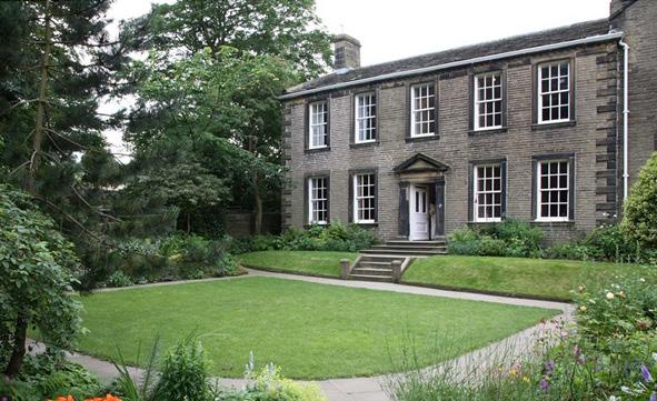 The Bronte s Parsonage & Historic Yorkshire Wednesdays Tour Highlights - to tick off your list! < Haworth, time to explore this cobbled village, famous for its connections to the Bronte Sisters.