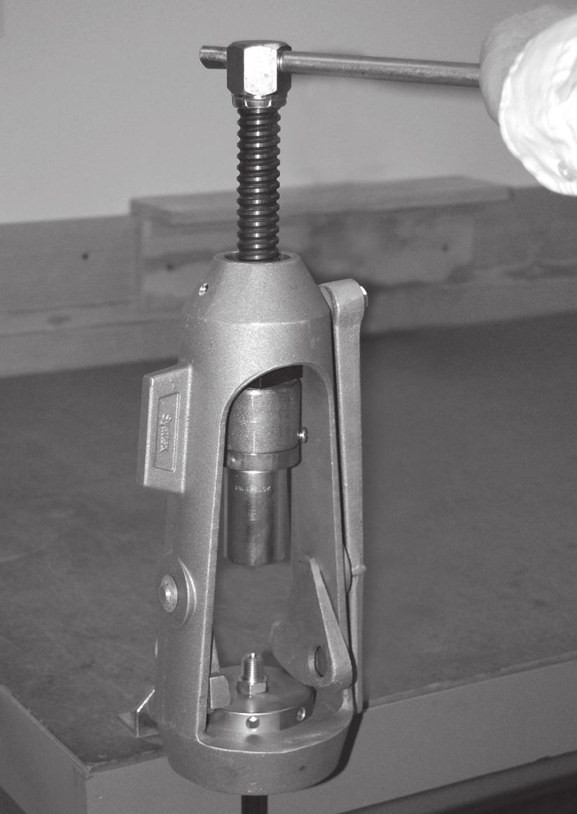 housing. Handle End connection 10. Loosen the die clamps using a hammer. clamps 8.