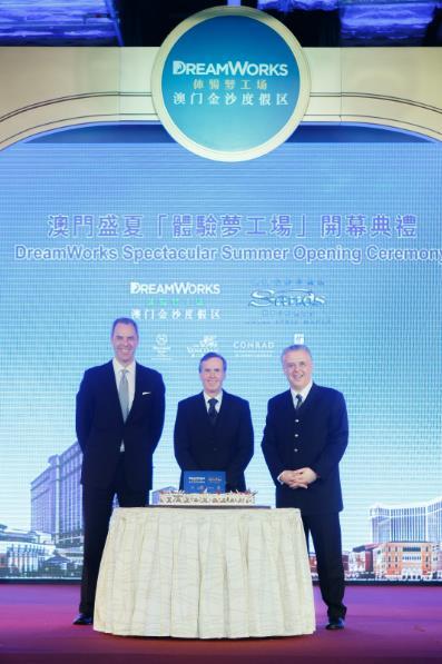 Photo Caption: Dave Horton (middle), global chief marketing officer of Las Vegas Sands Corp & Sands China Ltd.