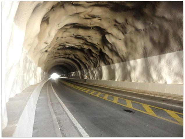 The bidirectional tunnels have two lanes 3,50m wide, a 1,00m central median, two 0,90m sidewalks and New Jersey barriers immersed in the tunnel walls.