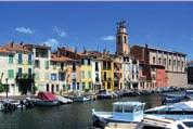 Reach SAINT TROPEZ and fall under the spell of one of the best known resorts for the harbour, the beaches, and the place