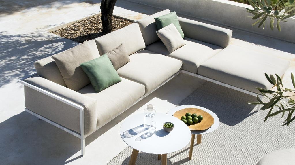 STUDIO SEGERS DESCRIPTION A subtle frame with attractive, curved armrests contrasts beautifully with the volume of the outdoor cushions, supported by a weave in broad textilene straps.