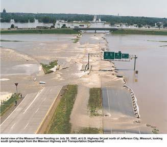 failed levees Failed levee near Jefferson City, MO How did the large, federal levees likely affect the smaller, locally built levees in the flood of 1993? A.