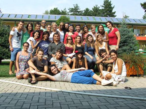 Г О Д И Н А 1, И З Д А Н И Е 1 М А Р Т 2 0 1 3 6 Волонтирањето е едноставно Место: Струга, Република Македонија Дата: 18-26 август 2012 Учесници: 30 млади од 12 европски земји.