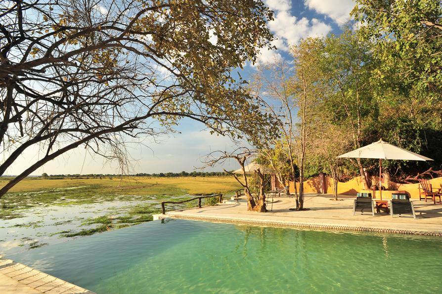 Inﬁnity Pool & Natural Hot Tub Next to the bar is our infinity pool and the only natural hot spring in the Luangwa Valley.