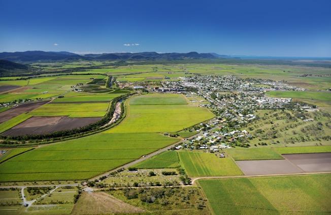 Proserpine Community The region enjoys a tropical climate of hot summers and warm winters, with average daily temperatures ranging from 22 23 degrees Celsius in the winter months of June and July,