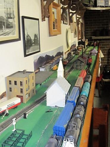 Somewhere in Canada Scale and Size HO 21 x 16 W- shape 90% track 91% scenery DC Block Control HO DCC Shelf