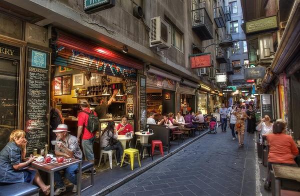 Eating Out and Shopping Flinders Lane Flinders lane is a minor street in the central business district of Melbourne.