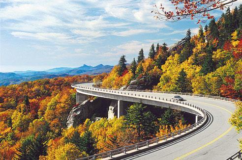 Optional Day Trip - Monday 17 th September The Blue Ridge Parkway Known as America s Favourite Drive, The Blue Ridge Parkway offers 469 miles connecting the Great Smoky Mountains National Park in