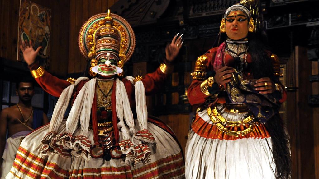 The journey begins in historic Cochin, The Queen of the Arabian Sea, where you ll have a chance to enjoy its rich mix of colonial and Indian traditions including Kathakali dancing and Keralan