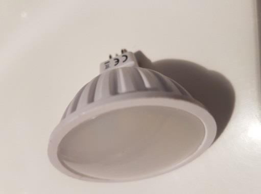postojeću klasičnu i štednu (CFL) ţarulju. TakoĎer se koristi kao zamjena za uličnu, tunelsku, industrijsku i ostalu rasvjetu. [9] Slika 2.6 Led žarulja 2.