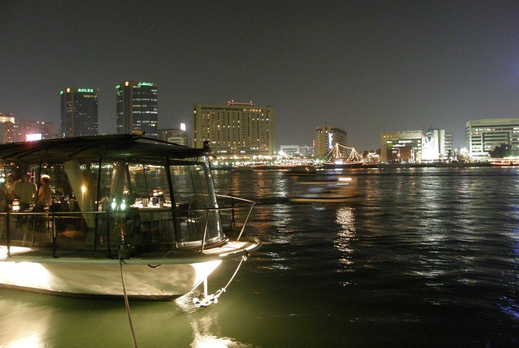 BATEAUX DUBAI PANORAMIC DINNER CRUISE If you have experienced one of the famous Bateaux Mouches in Paris, this is the Dubai version, based upon its French counterparts.
