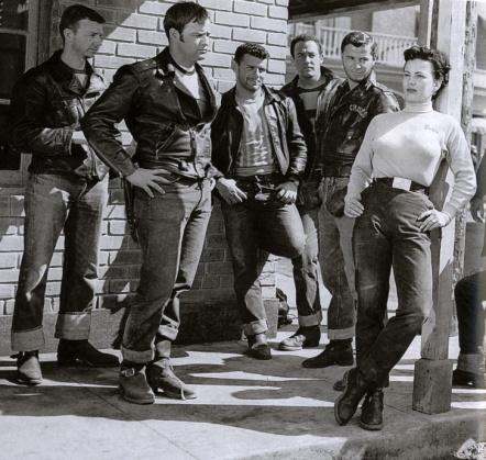 Slika 9: Marlon Brando (drugi z leve) s svojo tolpo iz filma The Wild One (1953), ki nosijo unisex kavbojke in motoristične škornje.