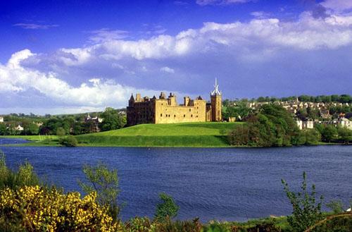 In the afternoon we tour Linlithgow Palace, birthplace of Mary Queens of Scots.