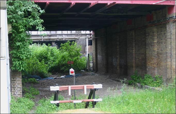 Photo: (Above) A platform-level view of Shoreditch on 2 June 2006, looking northwest to the erstwhile connection to the