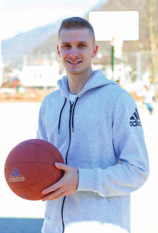 Na mladih svet stoji Intervju: Luka Rupnik Košarko ponovno igram z nasmehom Mitja Zelenc Luka Rupnik ima košarko zapisano v genih.