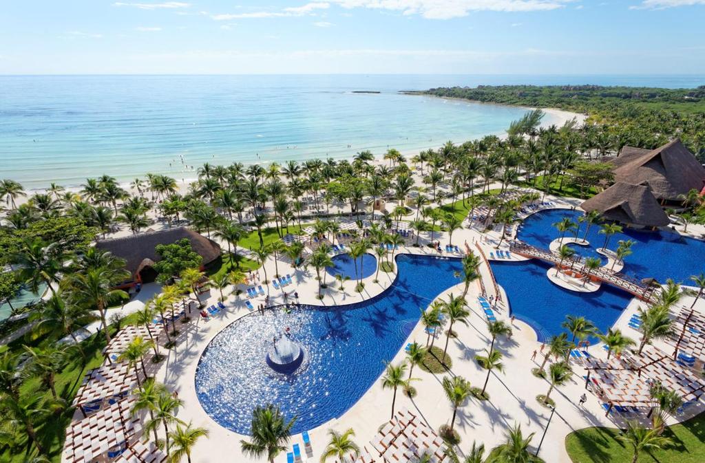 The Barceló Maya Beach Resort complex comprises of 2004 rooms which are distributed throughout four hotels Barceló Maya Beach, Maya Caribe, Maya Colonial and Maya Tropical.