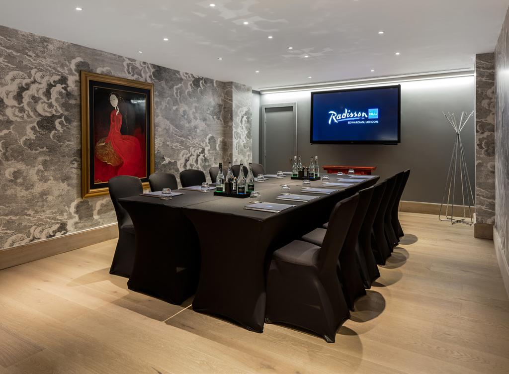 MEETINGS WITH 5 NEWLY-REFURBISHED MEETING ROOMS OFFERING INTELLIGENT TECHNOLOGY AND HIGH-SPEC MULTIMEDIA SUITES, WE CAN HOST UP TO 40 GUESTS IN A THEATRE-STYLE LAYOUT.