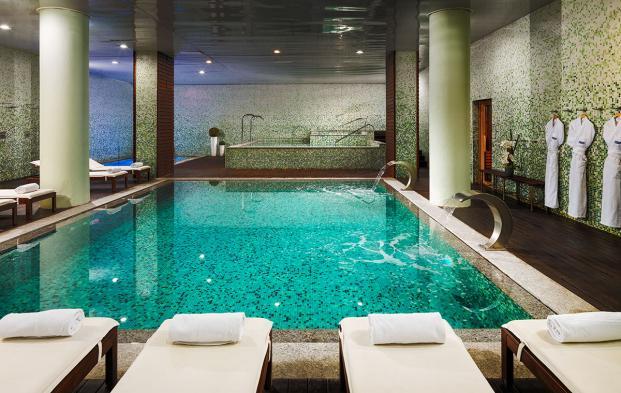 It also has a cold bath with pebbles, ice fountain, Jacuzzi, sauna, Turkish bath and thermal loungers Massage service using hot