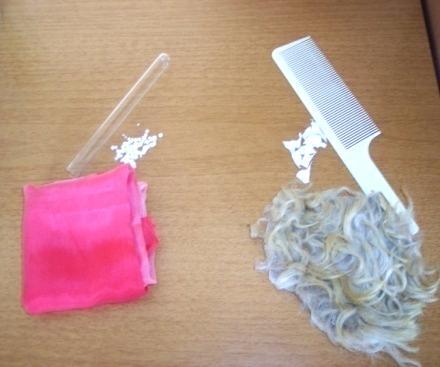 28. оглед: Наелектрисавање трењем Проблем: Ситни комадићи хартије или стиропора, пластични чешаљ, стаклени штапић или епрувета, свилена тканина,