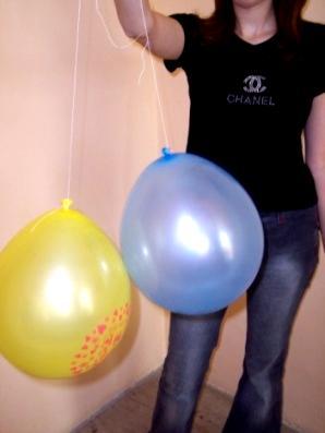 док висе. Протрљати балоне вуненом тканином са свих страна и пустити их да висе. Слика 30 Запажања: Ненаелектрисани балони слободно висе окачени о конац.