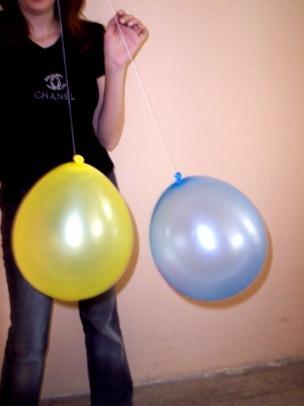 Закључак: ГРУПА 4: Када се само један балон протрља вуненом тканином, он је наелектрисани и привлачи други балон (лак неутрални предмет).