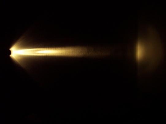 Слика 38 Запажања: Види се сноп светлости од батеријске лампе до табле, односно од лампе до зида. Закључак: Светлост се простире праволинијски. 39.