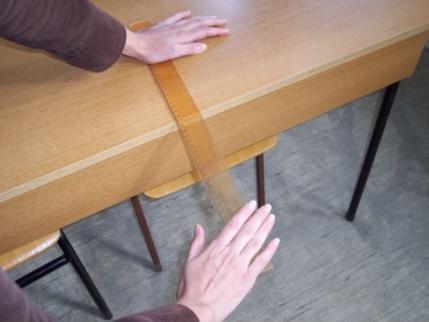 - Како то извести?) Упутство: Постави лењир на сто. Једном руком придржавати лењир, а другом ударати део лењира који не лежи на њему.