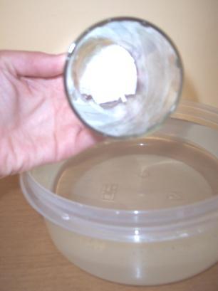 (Проверити да ли је добро учвршћена да не испадне кад се чаша окрене). Окренути чашу отвором надоле и вертикално је загњурити у воду. Извадити чашу из воде.