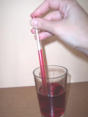 б) Усисати мало воде у стаклену цевчицу, па је одозго заклопити прстом и извадити из воде.