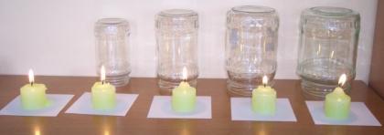 15. Приказано је пет упаљених свећа.