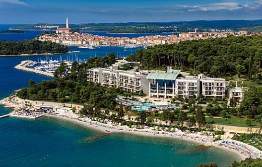 Hidden in a centuries old Zlatni Park forest and right on the Lone Bay, the hotel is a 20 minute walk to the city s center.