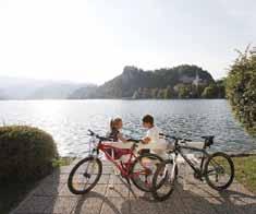 Experience the magic of Bled and its surroundings in a truly green way: a trip with a traditional "pletna" boat to the only island in Slovenia and the idyllic church on it, discover the beautiful