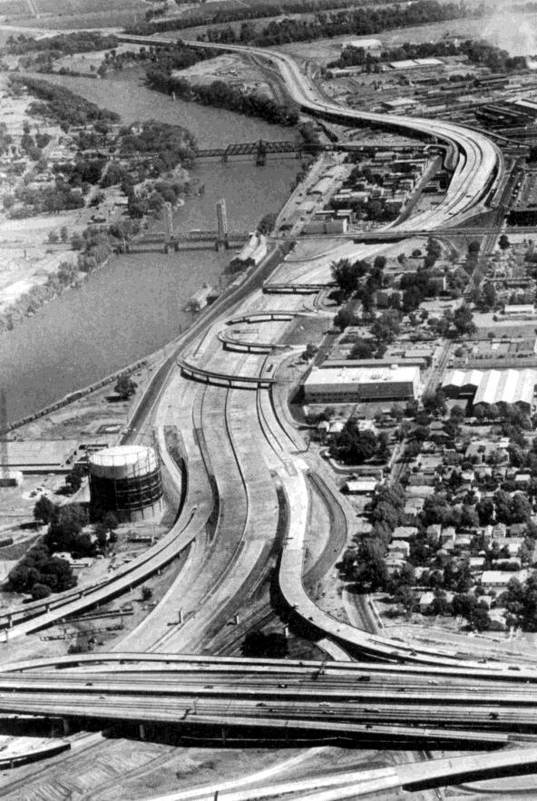 [Center for Sacramento History, Sacramento Bee Collection, 1983/001/SBPM Freeway 2 nd -3 rd Street]. Transportation accessibility concerns also impacted business development in Sacramento s downtown.