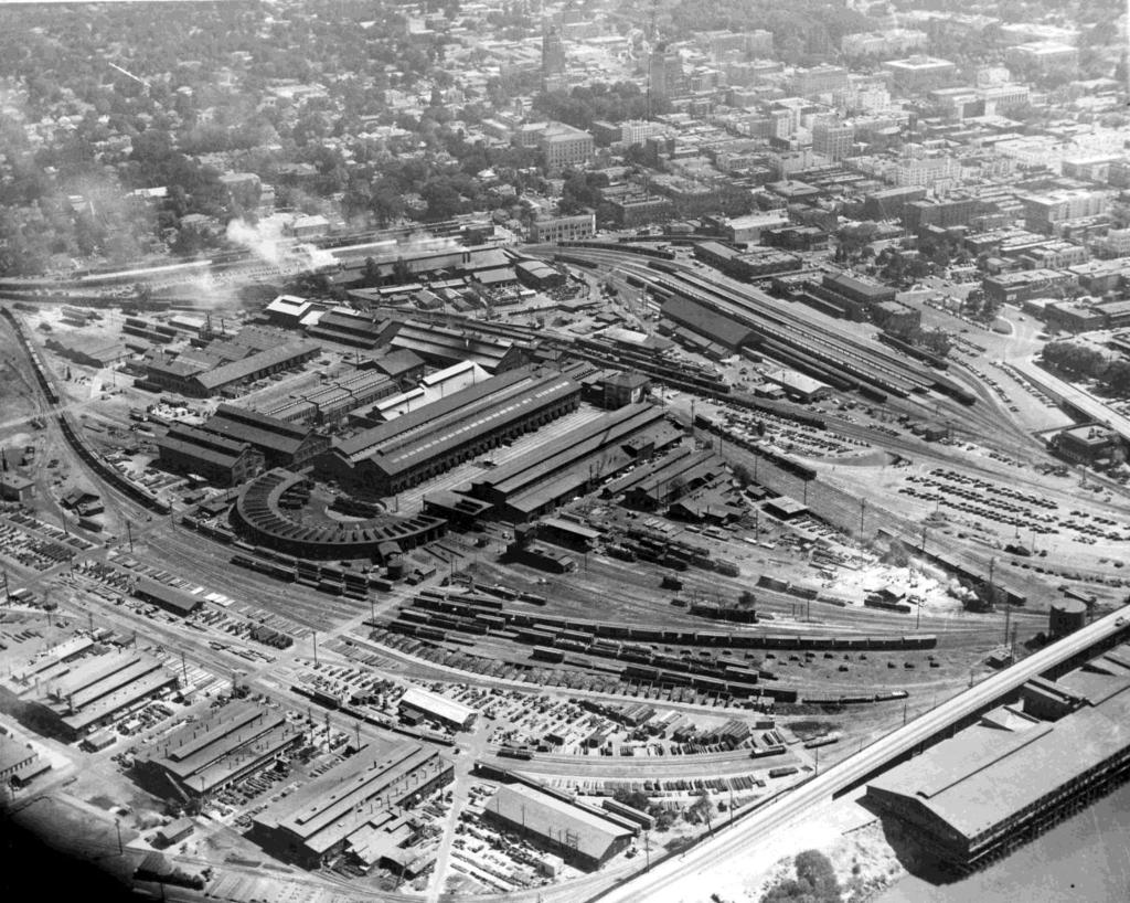 CULTURAL RESOURCES: APPENDIX Figure 26. Photograph of the Southern Pacific Railroad shops circa 1940s. [Center for Sacramento History, Jeff Redman Collection, 1997/028/0041].