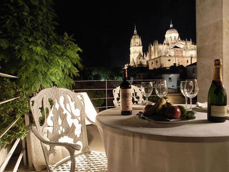 The hotel has a great location in the old part of the city, just 300 meters away from the Main Square and 200 meters away from the cathedrals.