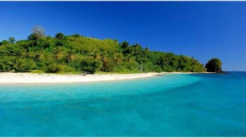 Tanikely is a small island with white sandy beach famous for its marine reserve and ideal for bathing and snorkeling,