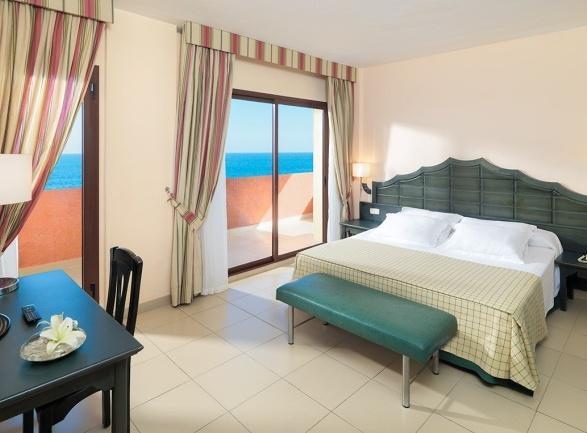 Junior Suites: spacious rooms with bedroom, separate living room with sofa bed and terrace with views of the sea and/or swimming pool.