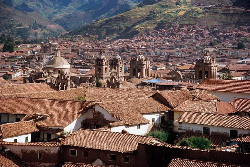 known for its extraordinary handicrafts, and is home to some of Peru s most talented textile and ceramic artists, as well as to superb restaurants and lively nightlife.