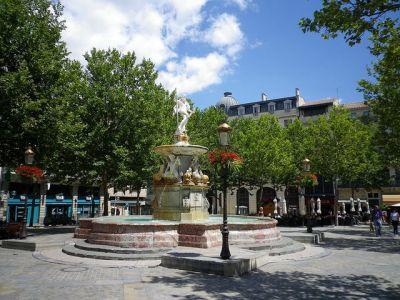 Copyright by GPSmyCity.com - Page 4 - D) Place Carnot (must see) Place Carnot is one of the most important places in the centre of the city; it is popular among locals, tourists and pedestrians.