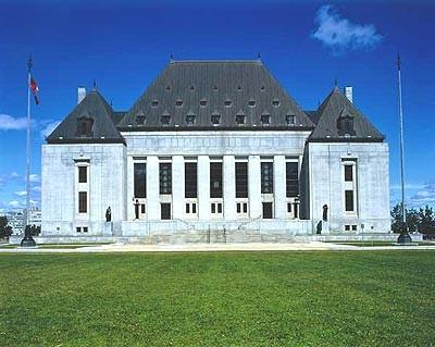 Vlada Kanada je zvezna država, kar pomeni, da je oblast razdeljena med province in osrednjo vlado. Kanadski parlament sestavljata dva doma: senat2 in spodnji dom3.