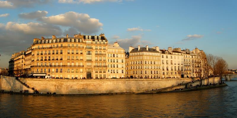This afternoon we will provide you with tickets to enjoy an hour cruise on the Seine, and