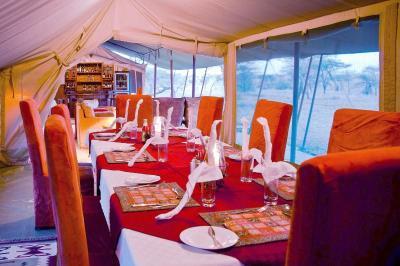 Like its sister camp, Sametu, Lion s Paw is a seasonal tented camp, featuring ensuite bathrooms with flush toilets and 24 hour electricity.