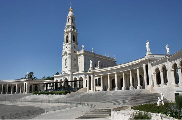 In the complex the most important places are the Chapel of the Apparitions, built in the place of the apparitions of the Virgin Mary that took place in 1917, and the Basilica of Our Lady of the