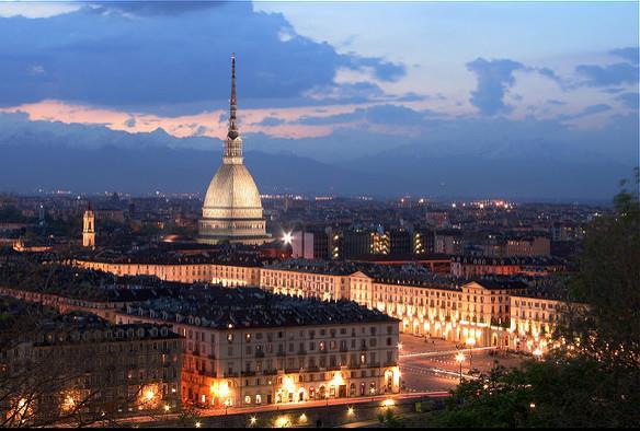 Milan: after Rome and Venice the most important tourist city of Italy, the economic and industrial capital of Italy, international fashion capital.