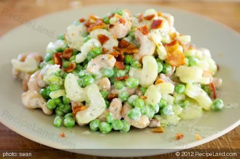 Crunchy Pea Salad 8 Slices bacon 1 (10 ounce) package frozen green peas, thawed and drained ½ cup chopped celery ½ cup chopped green onions 2/3 cup sour cream 1 cup chopped cashews Place bacon in a